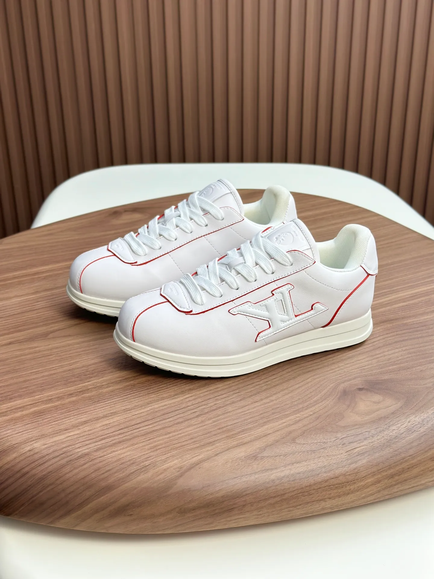 Factory direct sale ¥700💰Full set of packaging💰Top version LV-Louis Vuitton-Classic catwalk new style 1:1 developed replica of the original version! ! The upper foot is very comfortable. It is made of luxurious materials and fine workmanship. The midsole is printed with English letters "Made in Europe". The upper is made of calfskin imported from Italy. The side is decorated with the brand's LOGO and signature. The latest latex foot pads and mesh lining make the foot feel super comfortable. Original factory special supply of original two-color T men's shoes 💰U combination outsole. Bag technology Goodyear stitched edges Fabric: Exclusive custom first-layer cowhide Accessories: Exclusive private model Vuitton logo, lining: Customized silk mesh lining - first-layer silk cowhide lining Outsole: T men's shoes 💰U combination outsole wear-resistant, non-slip and anti-yellowing Foot pads: new latex pads-mesh sweat-absorbent Counter technology: fully computerized sewing machine wire drawing Toe cap Back cover Hot and cold shaping A complete set of pull-top lasts with medium and low logo patterns. Counter packaging - shoelaces, certificates, cards, instructions, certificates, dust bags. The most comprehensive packaging on the Internet. Men's model 339-44 (38/45 custom-made, non-returnable!